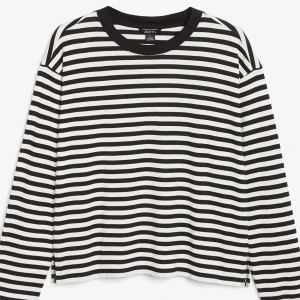 svartvit tröja - jätteskönt bas tröja🤍säljer då den inte kommer till användning  