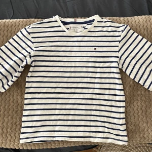 Tommy hilfiger trekvarts-arm tröja.  - Tröja med trekvartsärm. 