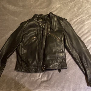 Skinnjacka - Jacka av äckta skinn, köpt second hand så den är lite sliten. Skriv meddelande för fler bilder