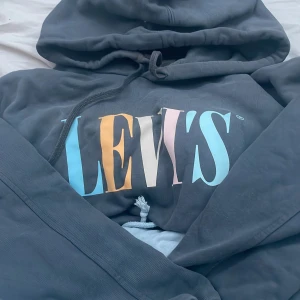 Levis hoodie  - Grå Levis hoodie. Ganska använd men i bra skick. Säljs för att jag måste rensa garderoben. Nypris ca 400kr. Skriv gärna för intresse:)