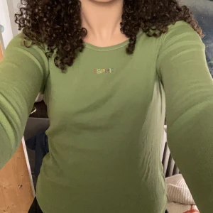 Grön topp  - Jättegullig grön tröja från Espirit använd 2 ggr. Originalpris 300kr