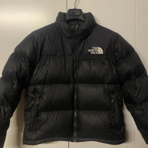 North face puffer  - Säljer min north face jacka som inte kom så bra till användning och för stor köpte den nypris för 3000+ kan mötas upp i Stockholm storleken är kvinnostorlek i L men är inte så stor på🩷