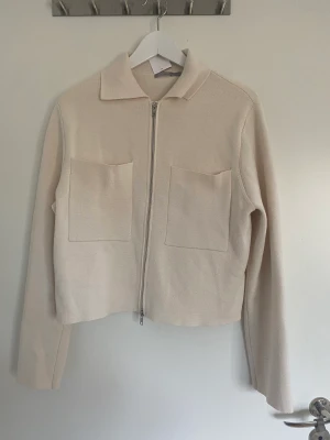 Tjock kofta med krage  - Fin, trendig kofta i tjockt material. I nyskick. Dragkedjan har två löpare så går att justera på många olika sätt!