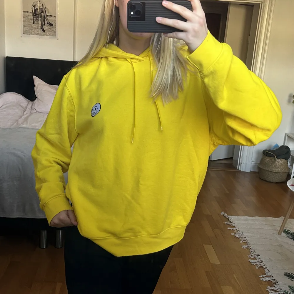 cheap monday hoodie! väldigt gul, är jätteskön och men nopprig💛stl M. Hoodies.
