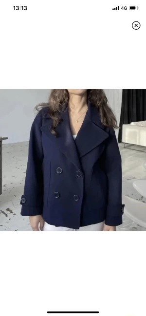 Designbysi kappa - Marinblå kappa i storlek xs 