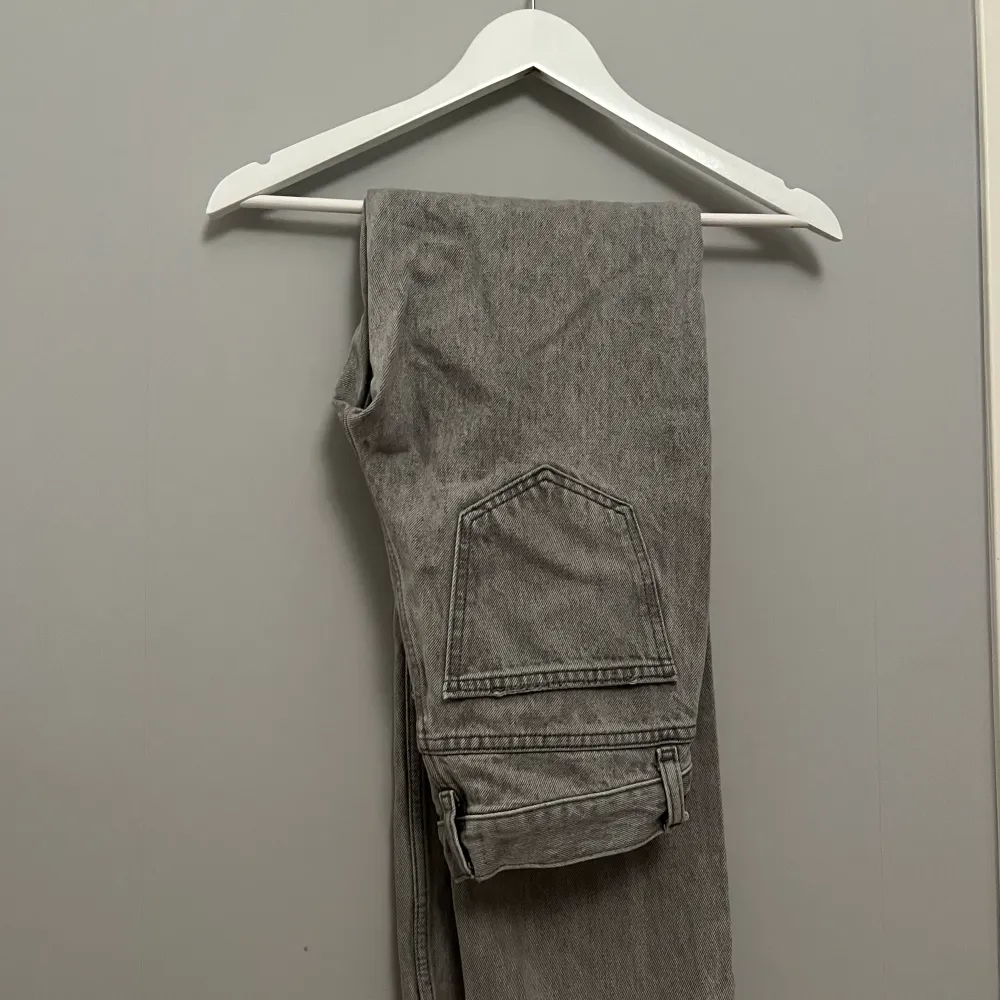 Snygga lågmidjade jeans från Ginatricot. Använda vid något tillfälle, jättebra skick! Passar mig i XS som är 167 lång. Jeans & Byxor.
