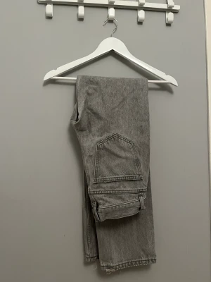 Lowwaist straight jeans - Snygga lågmidjade jeans från Ginatricot. Använda vid något tillfälle, jättebra skick! Passar mig i XS som är 167 lång