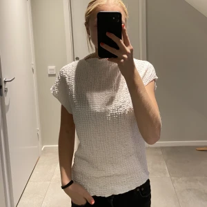 Vit T-shirt zara  - Säljer denna superfina toppen ifrån zara i storlek S 💖