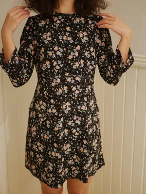 Blommig klänning - Klänning från H&M 👗  Storlek: 34   Skick: mycket gott, inga tecken på användning   Pris: 60kr   Möts upp i Linköping eller fraktar mot kostnad  ✨✨✨✨ 