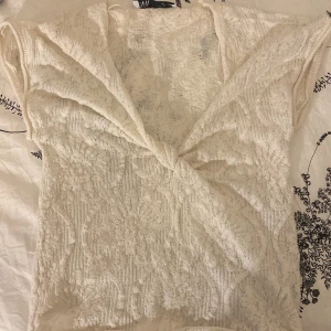 ZARA BLUS  - Jätte fin zara blus, köpt ganska länge sen men aldrig änvänd. Storlek M men funkar för mig som storlek S