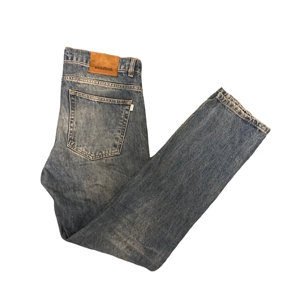 Säljer nu mina asfeta Woodbird jeans till suveränt pris och bra kvalite för endast 449!!! Storleken är W:32 L:34. Hör av dig vid minsta bekymmer🙌. Jeans & Byxor.