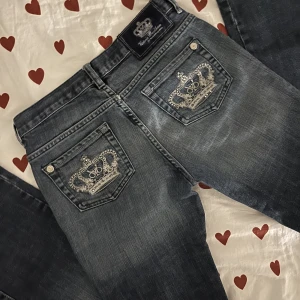 Victoria Beckham jeans  - Tripplad för gratis frakt!🤩❌För små på mig så INGA bilder på❌ Raka i modellen, lite mer åt bootcut hållet, passar nog storlek 34-36 bäst🩷 mått -> midja: ca 79 cm, höft: ca 94 cm, Innerbenslängd: ca 83 cm, benöppning: ca 21 cm✨