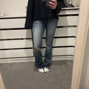 Super fina lågmidjade jeans med hål i på vänstra benet💞sitter bra i längden på mig som är 168