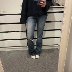 Lågmidjade jeans - Super fina lågmidjade jeans med hål i på vänstra benet💞sitter bra i längden på mig som är 168