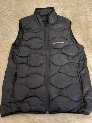 Peak performance väst - Peak performance väst oanvänd storlek Xs passar S oxå, ny pris 1400kr