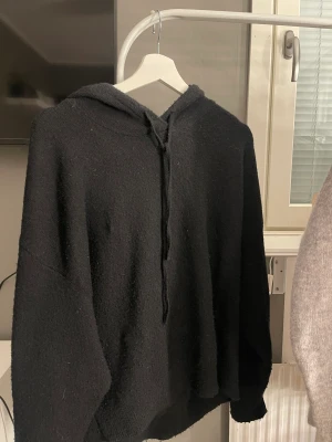 Stickad hoodie  - Svart stickad hoodie från Lindex, enbart använd nu i höstas. Nypris 399, storlek M men sitter perfekt på mig som S