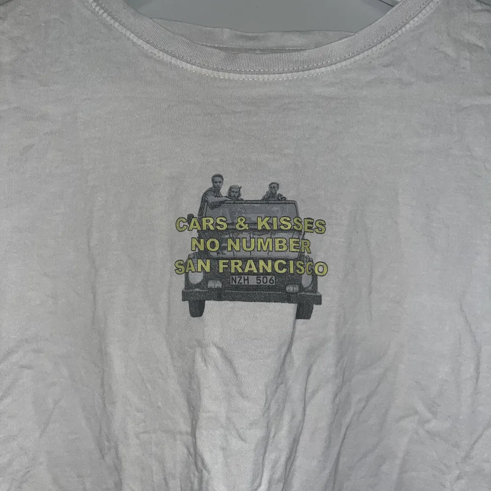Vit hov1 T-shirt i storlek M. Oversize fit skulle jag säga. Går ej att köpa längre. Original pris ca 400kr. . T-shirts.