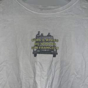 Vit hov1 T-shirt i storlek M. Oversize fit skulle jag säga. Går ej att köpa längre. Original pris ca 400kr. 