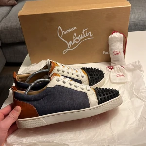 Loubs  - 🚨STEAL🚨Tja säljer ett par Loubs i nyskick, inga defekter alls. Medföljer orginal box, laces, extra spikar, samt kvitto finns. Skriv vid funderingar. MVH Simon 