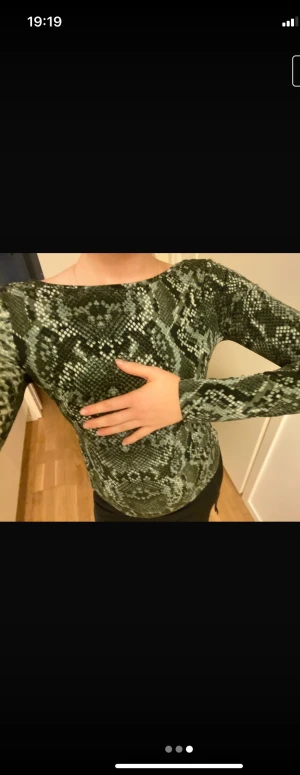 Snake print top - Hur den sitter, hur den känns, allt är underbart med den här, men tyvärr använder jag den ej längre. Så fin i ryggen då den går ner lite 