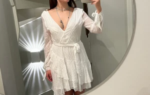 Vacker vit klänning från Dennis Maglic - Söt klänning som sitter superfint på! Den har aldrig använts. Den är normal i storleken. Den har dubbla lager tyg förutom på armarna.