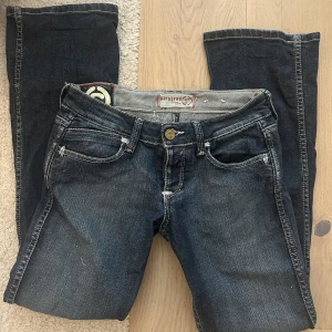 Lågmidjade firsttrap jeans - Säljer dessa sjukt snygga lågmidjade jeans då de tyvärr är för små för mig. De är såå snygga till allt verkligen. Köpte på secondhand. Storlek 26/30 vilket motsvarar typ Xs. Midjemått 80. Passar perfekt i längden för mig (är 160) 💙