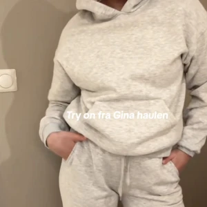 Gina tricot sett  - Svart mjukis sett från Gina Tricot slutsåld därav ingen bild. Byxorna är utsvängda och lådmidjade. Storlek Xs/S