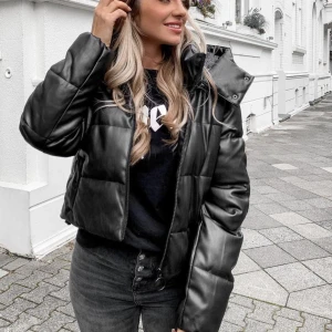 Vinterjacka nakd - Säljer denna vinterjackan i fejkskinn då jag har köpt en annan. Endast använd 1 vinter, därav fint skick 💞Slutsåld på hemsidan, nypris ca 600 