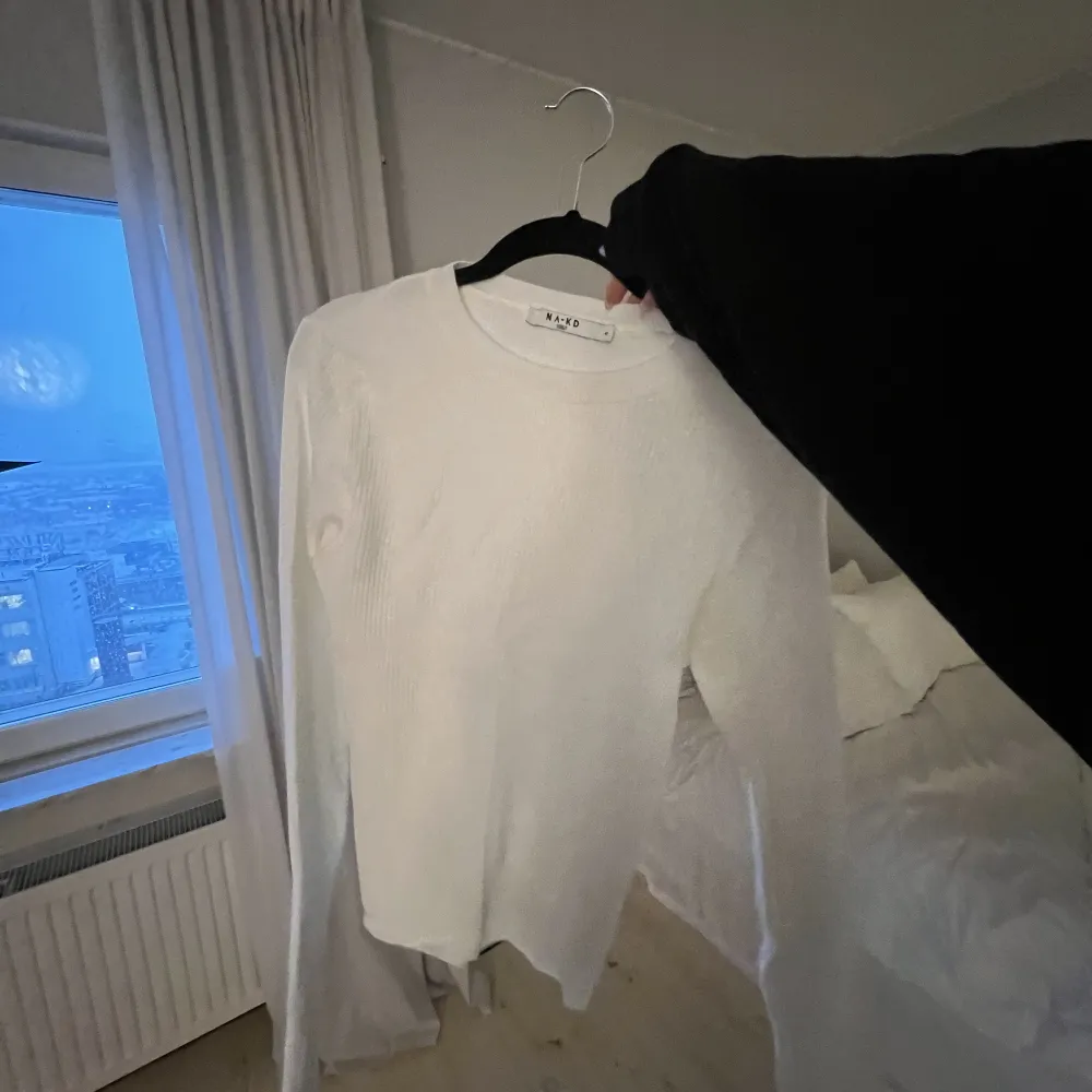 Vit tröja från NA-KD. Aldrig använt.. Neuletakit & Villapaidat.