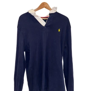 Ralph Lauren Rugbytröja - Säljer en stilren och klassisk rugbytröja från Ralph Lauren. Tröjan är storlek Large och är skick 7/10. Nypriset på tröjan är 1300 men vi säljer den för endast 249kr. Hör av er vid frågor
