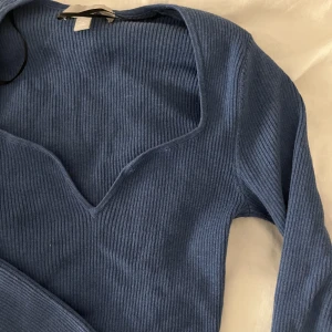 Stickad tröja - I ny skick, knappt använd. Säljs då den inte kommer till användning. Det är storlek Xs men passar även mindre och större då den är stretchig 