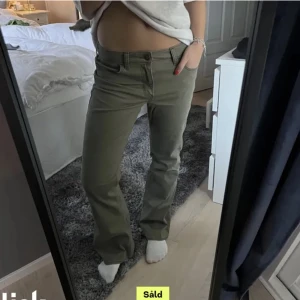 Lågmiddjade gröna hollister - Världens finaste lågmidjade hollister byxor som tyvärr inte passade mig, och bilderna kommer därför från förra ägaren. Midjemåttet är 38, innerbenslängden 81, och priset går absolut att förhandla❤️❤️Du kan trycka på köp nu
