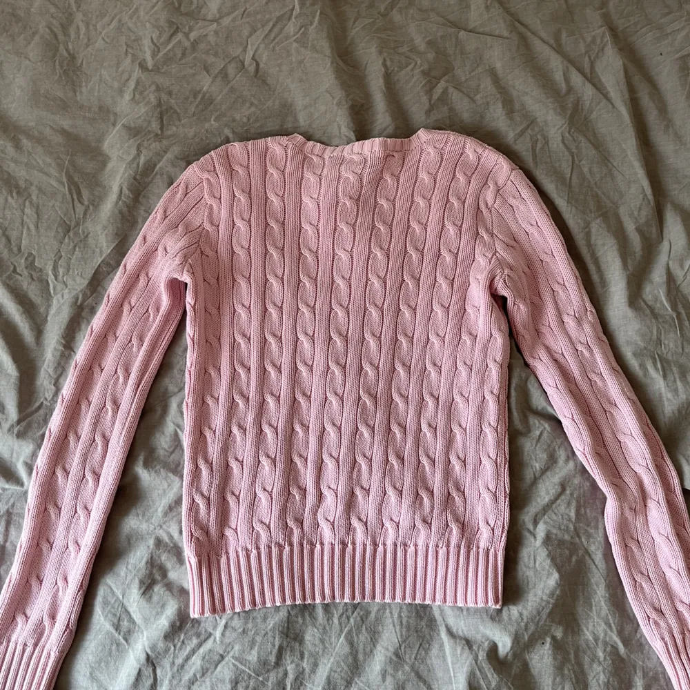 Stickad ljusrosa Ralph Lauren tröja i storlek xs, men skulle även säga att den passar S. Säljer på grund av att den aldrig kommer till användning. Pris går att diskutera. Stickat.