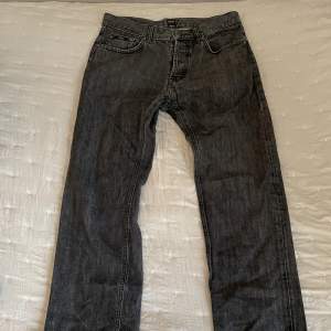 Riktigt snygga Hugo boss jeans i en schysst grå tvätt. Riktigt snygg regular passform med 32/32 i storlek.  / Max 