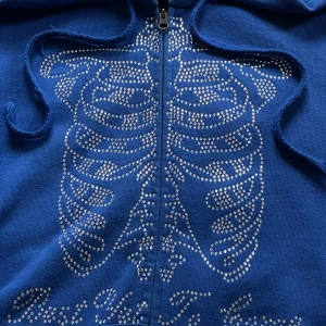 Rhineston hoodie - Säljer denna snygga rhineston hoodien från ”best yet to come”. Det är storlek S men är lite overzised. Skulle säga att den är i bra skick och väldigt bekväm. Skriv för fler bilder. 