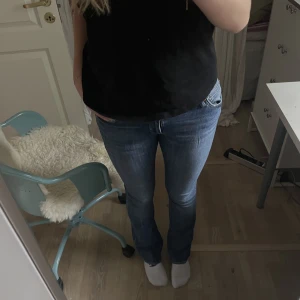 Low waist jeans  - JAG är 177 och byxorna går ner till fötterna på mig. Jag säljer dem för dem sitter lite för tjat på mig💕