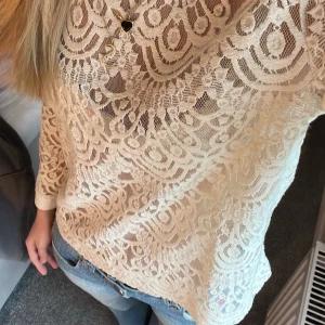 Spets tröja  - Spets tröja från banana republic, strl xs 150kr plus frakt