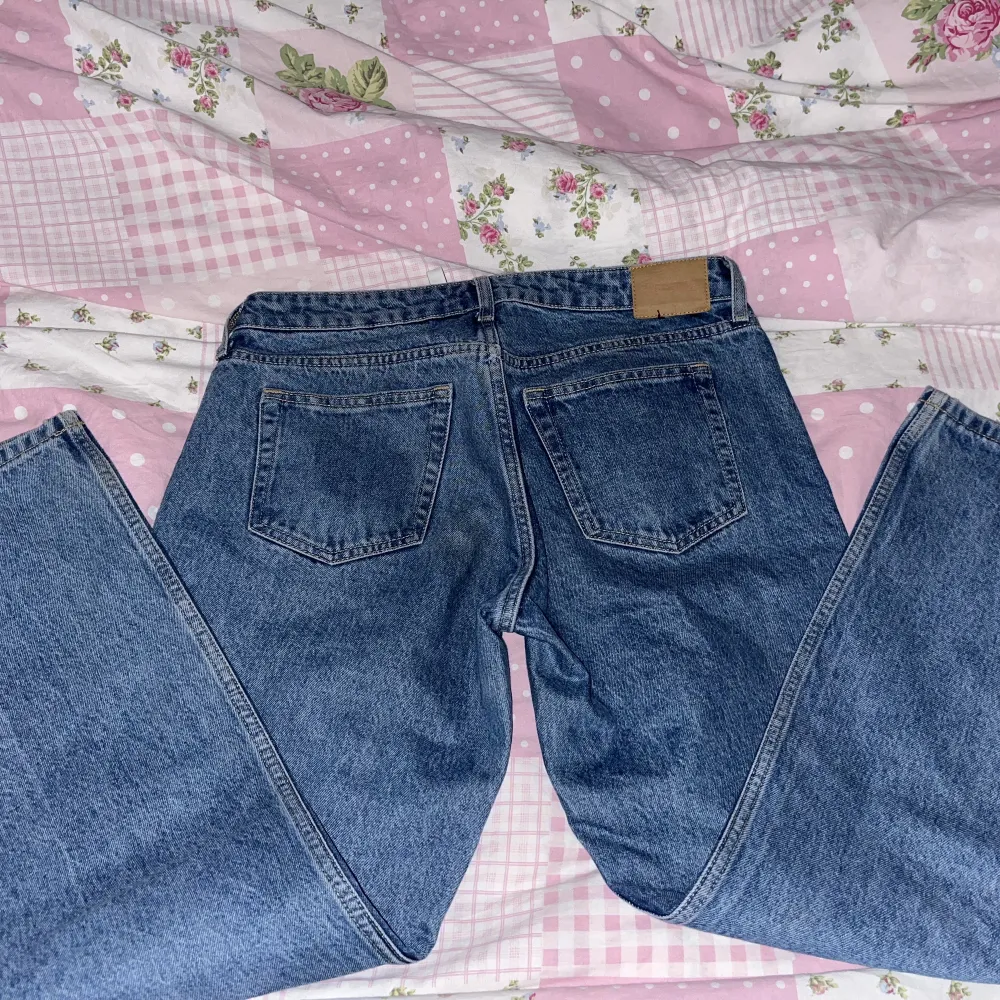 ett par lågmidjade jeans från weekday i st 29/30. Jeans & Byxor.