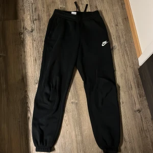 Nike byxor - Säljer dessa för jag inte använder dom längre  Storlek- xs  Köparen står för frakten