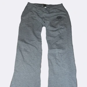 Lågmidjade mjukisbyxor - Jättesöta grå, vida, lågmidjade mjukisbyxor med snöre i midjan. Passar mig i längden som är 164. Ganska tunt material. Skriv vid frågor!❤️