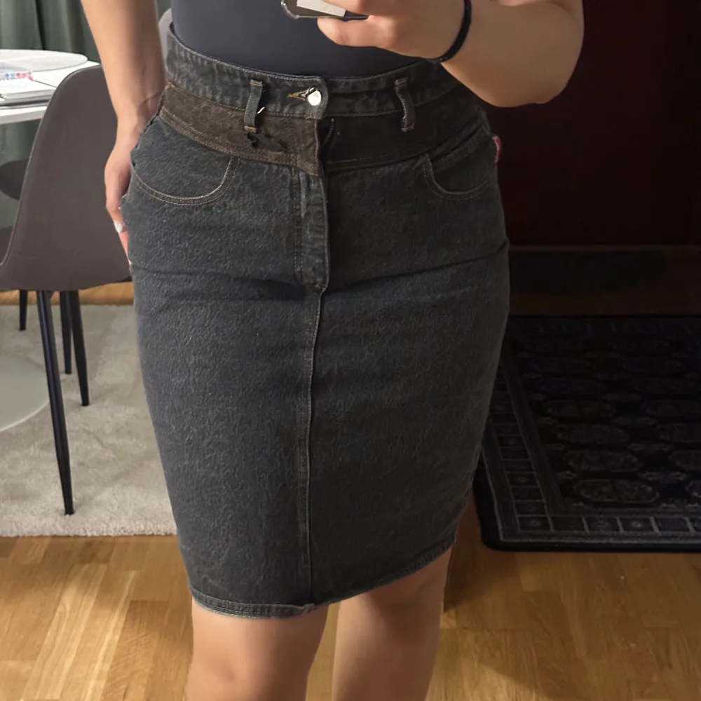 Jeans kjol sommar ned till knäna. Kjolen är storlek 40 men har ingen stretch alls så känns lite mindre (tänk på det)<3. Kjolar.