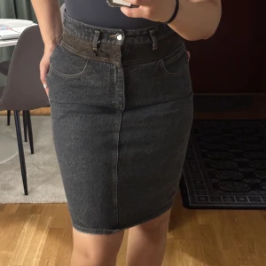 Lång Jeans kjol - Jeans kjol sommar ned till knäna. Kjolen är storlek 40 men har ingen stretch alls så känns lite mindre (tänk på det)<3