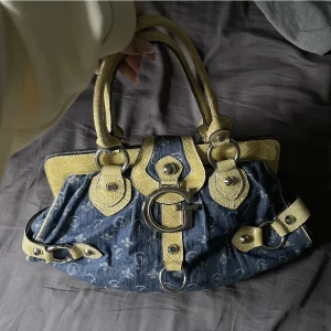 Vintage GUESS väska - (REPOST) snygg vintage jeans GUESS väska som jag ej använder längre. Morsans gamla från way back, men fortfarande i väldigt bra skick. Repostar då det är gratis frakt :) (OBS: sänkte priset från 600 till 400!)