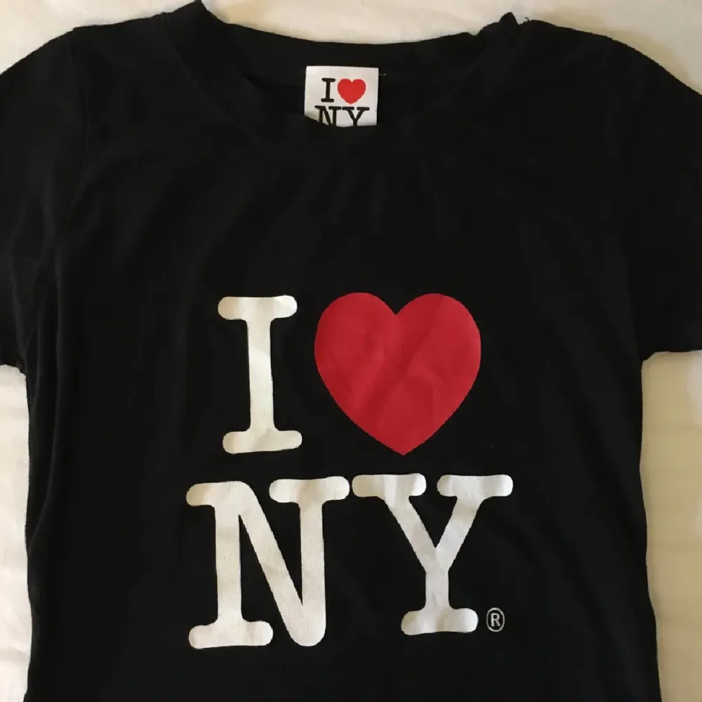 Säljer denna jätte fina I ❤️ NY tröjan som är köpt här på Plick! Lånade bilder . T-shirts.