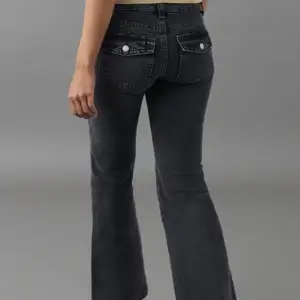 Skitsnygga populära lågmidjade och utsvängda jeans från Gina Tricot. Jättesnygg passform.  Använda ca 1 gång. Avklippta så dom passar mig som är 160 (fortfarande väldigt långa på mig).💘💘 Nypris 499