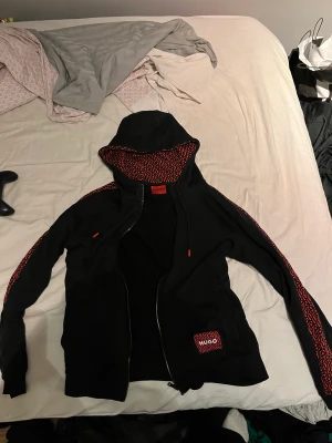 Hugo boss zip up hoodie - Hej, säljer nu den här hoodien då den är lite för liten för mig, använd fåtal gånger och är i perfekt skick. Säljer den för 400.