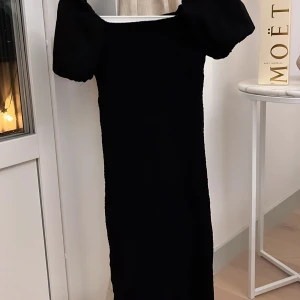 Klänning från Gina Tricot - Klänning i väldigt stretchigt material från Gina Tricot. Mönstret syns på 2a bilden 💕