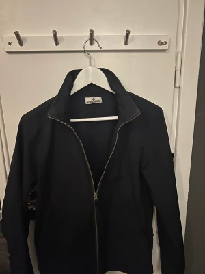 STONE ISLAND (st junior) - En fin vårjacka som jag använt några gånger när jag varit mindre men vill sälja denna fina jacka vidare. priset kan sänkas i snabb affär för vill inte ha kvar den👍