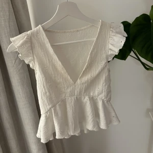 Kortärmad blus - Kortärmad blus, minns ej vart den kommer ifrån och har klippt bort lappen, tror storlek xs/s 🤝