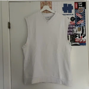 Vit väst från weekday - Helt oanvänd vit bäst från weekday, säljer då jag inte har någon aning om hur man ska stylea den! 